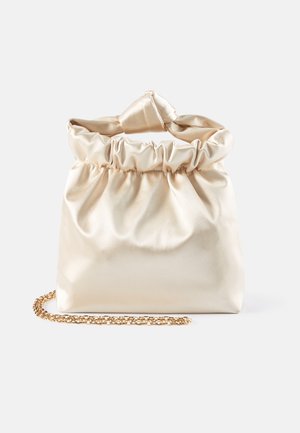 Mała satynowa beżowa torebka z marszczoną górną rączką i złotym łańcuszkiem na jednolitym białym tle.