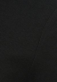 Črna rebrasta tkanina z navpičnimi črtami, ki ima gladko teksturo in oprijeten dizajn. Brez dodatnih vzorcev ali kovinske opreme.