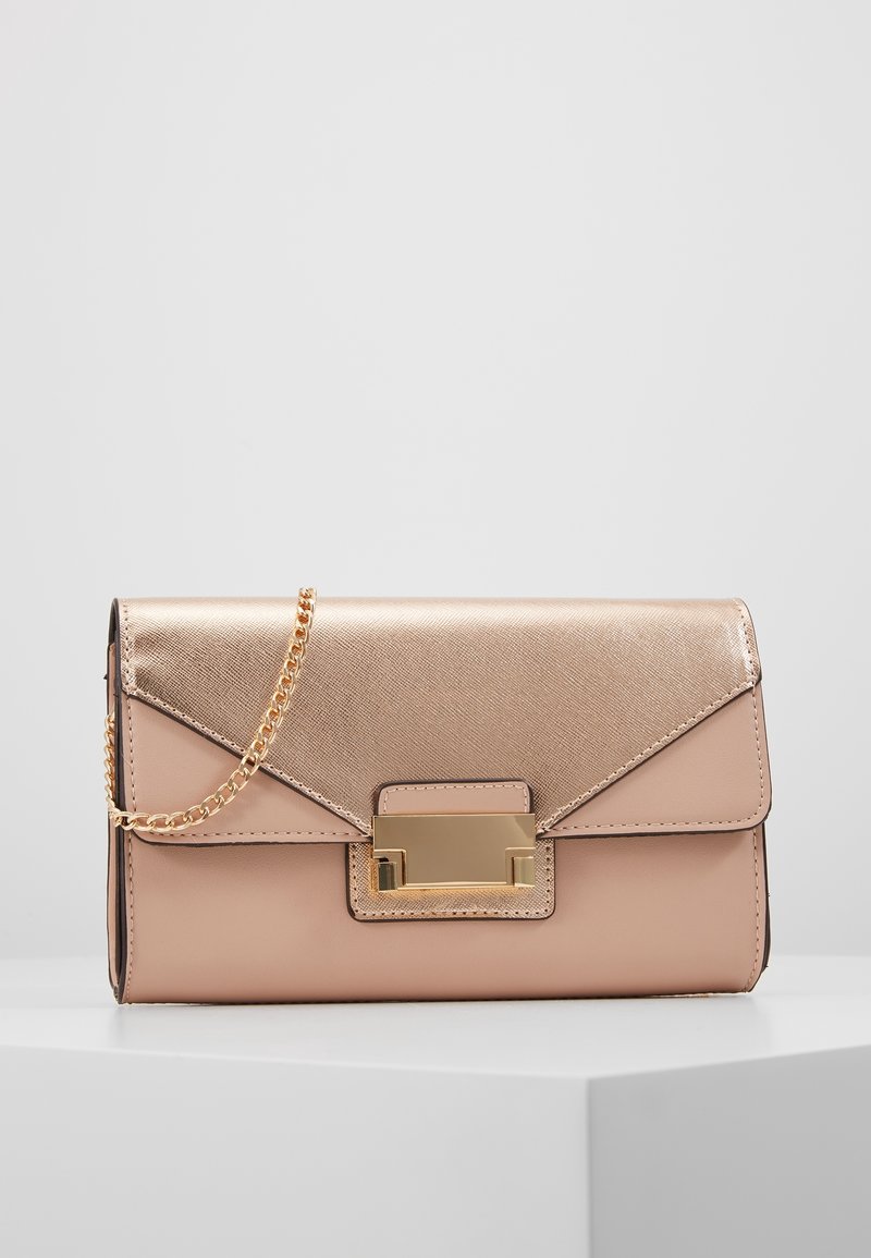 Pochette rectangulaire beige et or métallique avec une bandoulière chaîne dorée et un fermoir rectangulaire doré sur le devant.