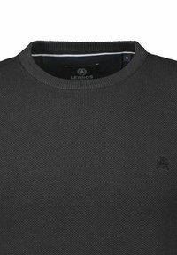 Dunkelgrauer, strukturierter Pullover mit Rundhalsausschnitt, der ein dezentes Logo auf der Brust und ein gestreiftes Detail am inneren Kragen aufweist.