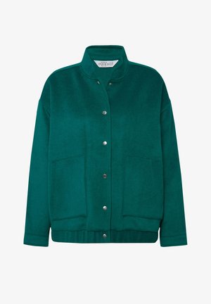 Chaqueta de mezcla de lana verde con cuello alto, cierre de botones a presión, dos bolsillos frontales y un corte relajado. Textura suave, diseño casual.