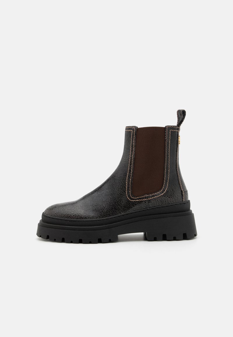 Schwarze Leder Chelsea-Boots mit elastischen braunen seitlichen Einsätzen, strapazierfähiger schwarzer Gummisohle und kontrastierenden beigen Steppnähten.