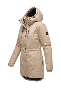 Parka isolée beige avec une capuche, deux poches avant, taille ajustable par cordon, et une doublure noire douce. Caractéristiques de fermeture à boutons et à zip.