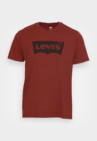 Bordeaux bomulds t-shirt med et stort sort Levi's-logo på brystet. Rund halsudskæring, korte ærmer og en afslappet pasform.