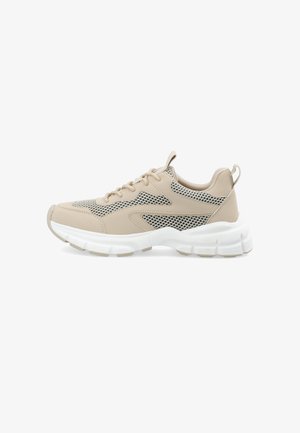 Chaussures de sport beiges avec des panneaux en maille, un bout arrondi et une semelle blanche épaisse. Présente des accents noirs contrastants et un design à lacets.