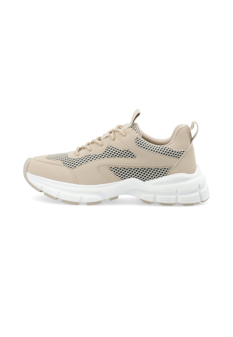 Beige sportsko med mesh-paneler, rund tå og en tyk hvid sål. Har kontrasterende sorte detaljer og snørresystem.