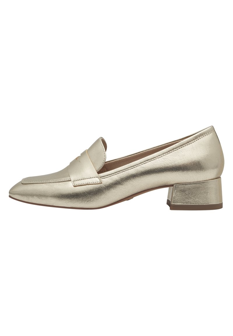Metallisk guld låga loafers med spetsig tå och detalj med framrem. Slät yta med en lätt lyster. Blockklack-design.