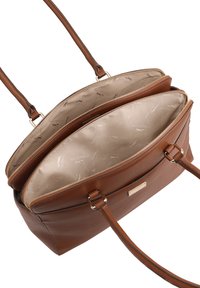 Bruine leren handtas met dubbele ritscompartimenten, gladde textuur, tan voering en verhoogde branding. Voorzien van verstelbare schouderriemen.