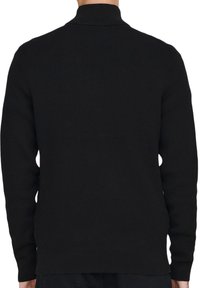 Schwarzer gerippter Strickpullover mit Stehkragen, langen Ärmeln und geradem Saum. Keine sichtbaren Muster oder Hardware-Details.