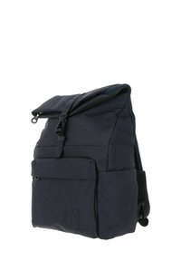 Sac à dos en tissu noir avec surface texturée, fermeture roulée, sangles réglables, poche avant et détails métalliques latéraux.