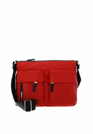 Sac bandoulière rouge en nylon avec deux poches avant, fermetures éclair noires et une sangle ajustable. Texture lisse et design rembourré.