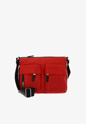 Sac bandoulière rouge en nylon avec deux poches avant, fermetures éclair noires et une sangle ajustable. Texture lisse et design rembourré.