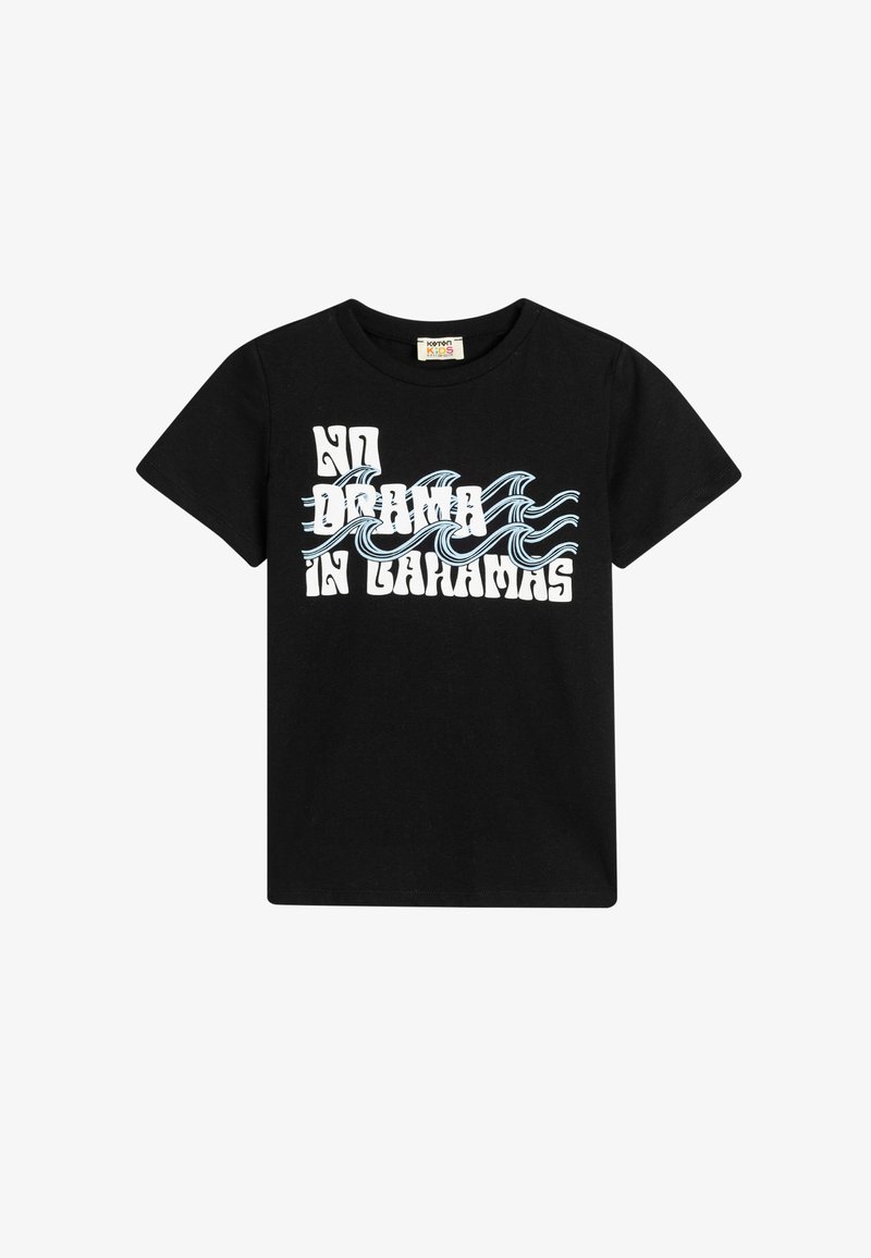 Sort bomulds t-shirt med korte ærmer, der har hvid og lyseblå stiliseret tekst og bølgedesign. Enkel rund halsudskæring.