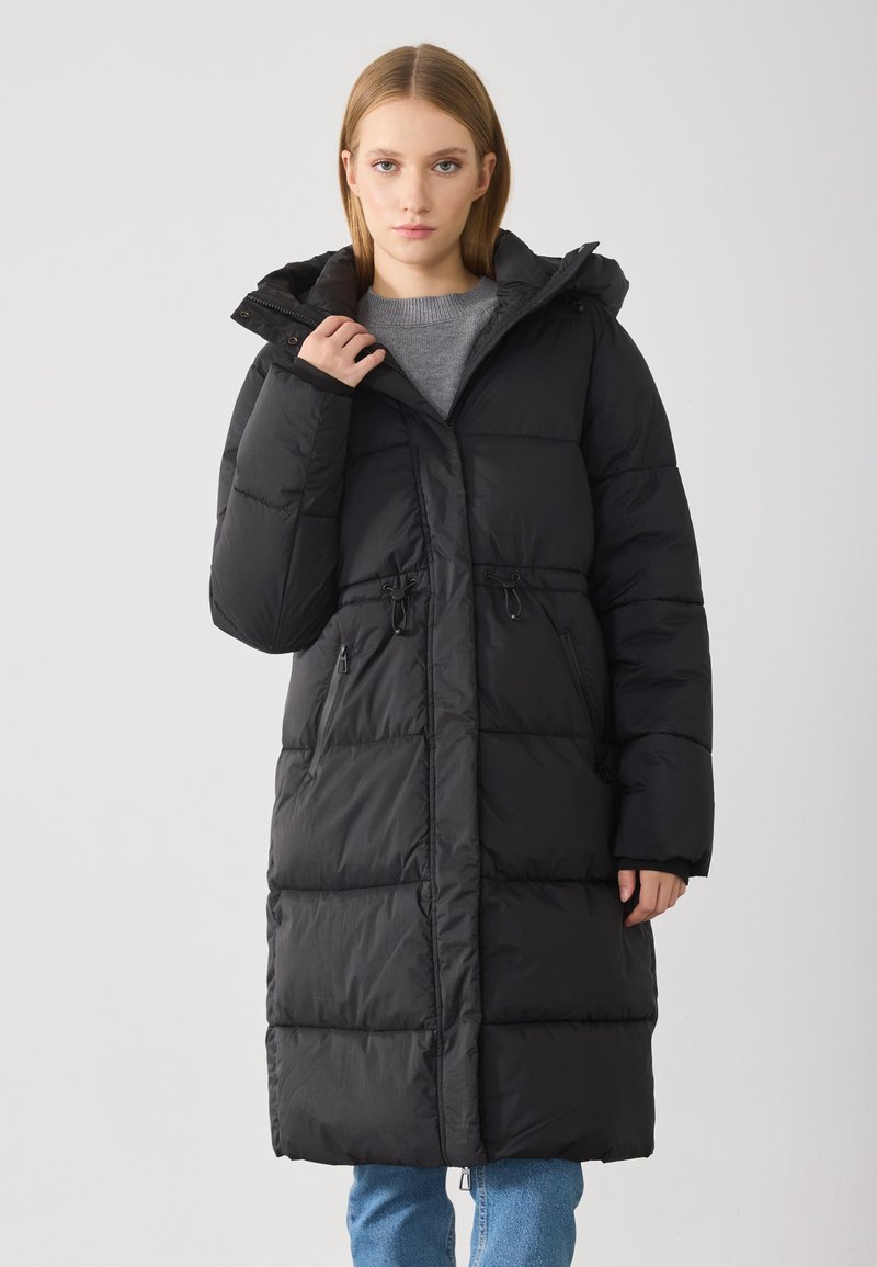 Cappotto lungo imbottito nero con cappuccio, dotato di vita regolabile con cordoncino, tasche laterali con zip e una superficie liscia e lucida.