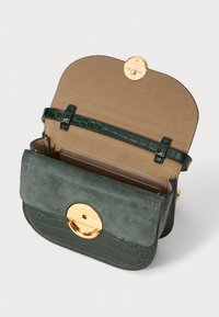 Green leather handbag featuring a suede flap, crocodile纹 pattern, gold-tone hardware, and an interior zippered pocket.