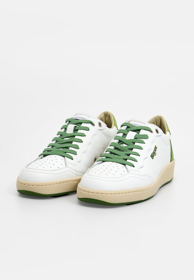 Białe skórzane sneakersy z zielonymi akcentami, z teksturowanymi powierzchniami, perforowanym czubkiem, płaskimi sznurowadłami i beżową gumową podeszwą.