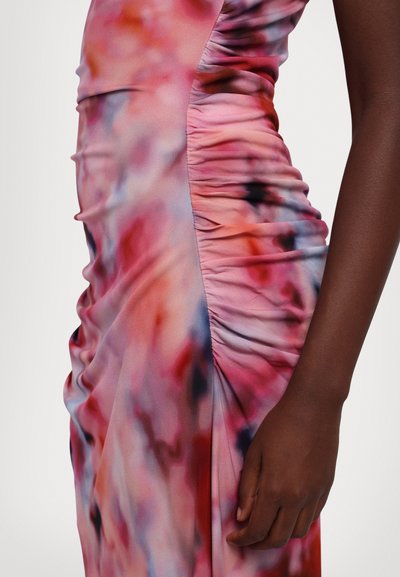 Fitted dress in a lightweight fabric with a pink and multicolored abstract print, featuring ruching details along the side seam.