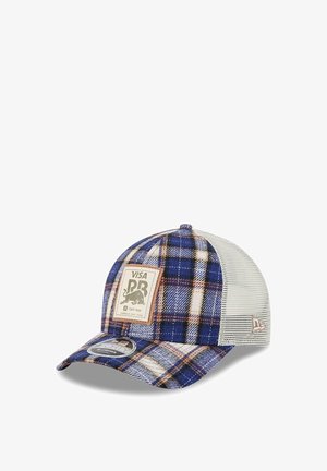 Kariertes Cap in Blau, Weiß und Braun; Netzrücken; rechteckiger Aufnäher mit "Visa" und "Formula One Team" Branding; geschwungener Schirm.