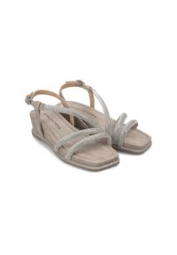 Sandali con zeppa in suede grigi, con cinturini argentati scintillanti, design a punta quadrata e fibbia regolabile alla caviglia. Soletta morbida e testurizzata per il comfort.
