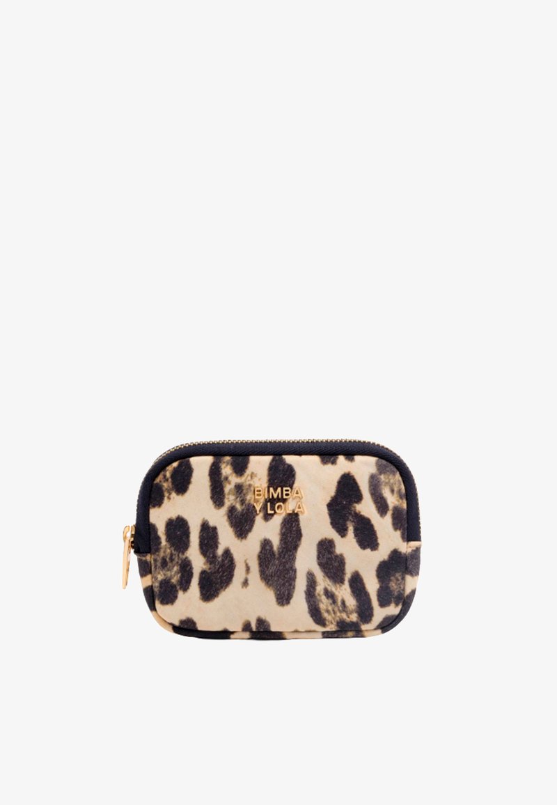 Funda con cremallera de estampado de leopardo con fondo crema, acentos negros y logo dorado. Textura suave y forma compacta para un fácil transporte.