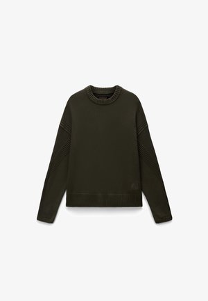 Donkergroen gebreid sweater met geribde ronde hals, boorden, zoom en diagonale geribde details op de mouwen. Klein reliëf merklogo dichtbij de zoom.