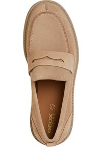 Mocassini in suede beige con un accento cucito, punta rotonda e dettagli testurizzati. Presentano una suola in gomma e il logo "Geox Respira".