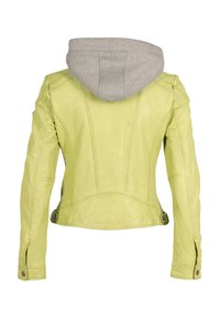 Groene leren jack met een grijze hoodie. Strak design, gladde textuur, ritsmanchetten en knoopaccenten bij de taille.