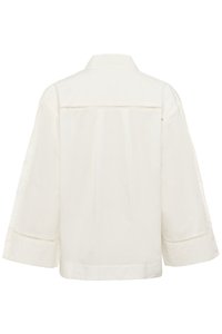Crème-kleurige blouse met een kraag, korte mouwen en opengewerkte details langs de rug en manchetten. Gemaakt van lichtgewicht stof.