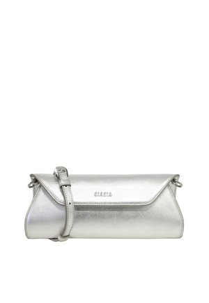 Clutch in pelle argento lucido con tracolla regolabile e chiusura a patta, marchiato "BIASIA" al centro davanti.