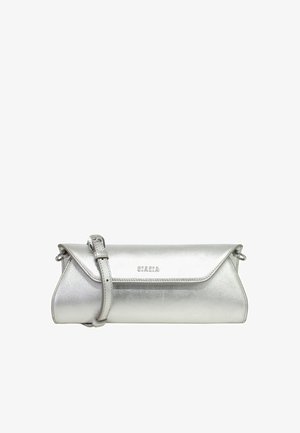 Bolso clutch de cuero plateado brillante con correa ajustable y cierre de solapa, con la marca "BIASIA" centrada en el frente.