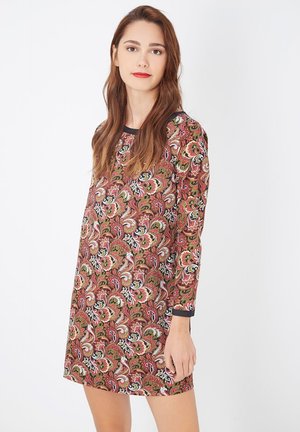 Vestido de manga larga con un patrón de paisley en tonos rojo, verde y negro, con un escote redondo y detalles en puños negros.