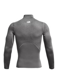 T-shirt de sport gris à manches longues avec un col montant, un corps à texture lisse, un panneau contrastant à l'arrière inférieur et un logo au niveau du col.