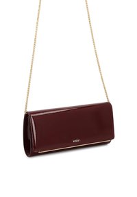 Kiiltävä burgundinpunainen suorakaiteen muotoinen clutch-laukku, kullansävyisellä ketjuhihnalla ja pienellä kultaisella "kazar"-logolla etutaskussa.
