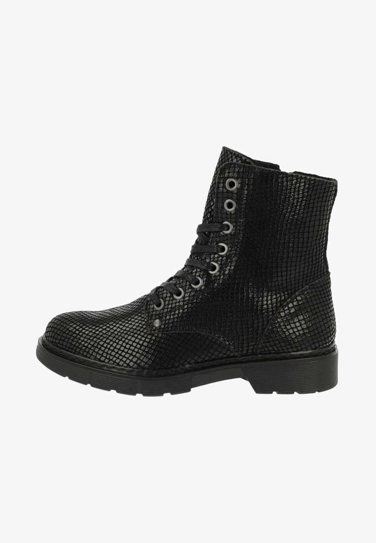 Bottes cheville noires en similicuir texturé, avec un motif en grille, un bout rond, un laçage à l'avant, et une semelle en caoutchouc noire robuste.