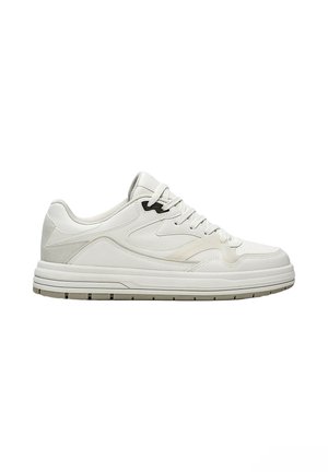 Weißer Sneaker im Low-Top-Stil mit Schnürverschluss, dezenten grauen Akzenten und dicker Sohle mit Profil für besseren Halt.