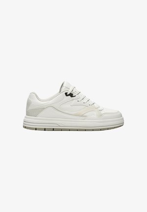 Weißer Sneaker im Low-Top-Stil mit Schnürverschluss, dezenten grauen Akzenten und dicker Sohle mit Profil für besseren Halt.