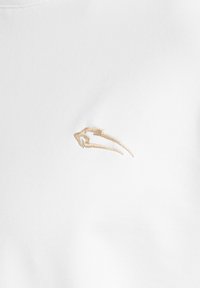 Witte katoenen t-shirt met een klein, gouden geborduurd logo van een gestileerde dierenvorm aan de linkerkant. Gladde textuur en eenvoudig ontwerp.