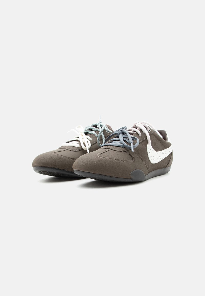 Nike Sportswear SPRINT SISTER 2026 - Tenisky - ridgerock/sail/ocean cube/dark cinder/smoke grey/barely rose