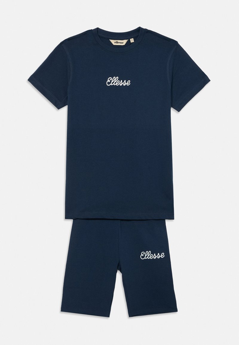 Conjunto de camiseta y pantalones cortos de algodón de color azul marino con el logotipo bordado de "Ellesse". La camiseta tiene un cuello redondo y los pantalones cortos son de longitud hasta la rodilla.
