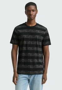 Zwart korte mouwen t-shirt met een gestreept patroon en verschillende texturen en tinten zwart en donkergrijs. Ronde hals, normale pasvorm.