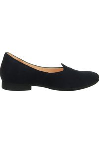 Zapato de ante azul marino, tipo slip-on, con suela plana, punta ovalada y diseño de corte bajo en la parte superior. Textura suave con detalles de hardware mínimos.