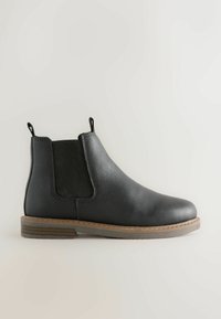 Czarny skórzany botek za kostkę z elastycznymi panelami bocznymi, okrągłym noskiem i teksturowaną gumową podeszwą. Wyposażony w pętelki ułatwiające zakładanie.