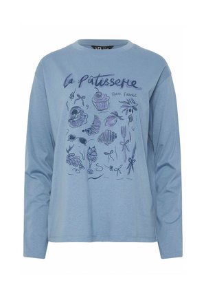 Camicia a maniche lunghe azzurro chiaro con schizzi di pasticcini, uva, utensili e la scritta "la Pâtisserie Paris, France" sul davanti.