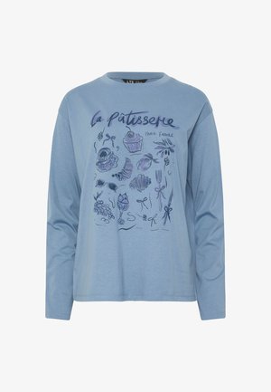 Camisa de manga larga azul claro con bocetos de pasteles, uvas, utensilios y el texto "la Pâtisserie Paris, France" en el frente.