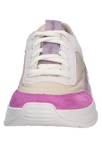 Sneaker mit einem beigen und pinken Design, das Wildleder- und synthetische Materialien kombiniert. Hat flache Schnürsenkel, eine abgerundete Zehenpartie und strukturierte Akzente.