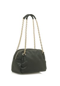 Sac à main en nylon vert foncé avec une forme arrondie, doté d'une bandoulière en chaîne dorée et d'une fermeture éclair. Surface texturée avec de subtils détails de couture.