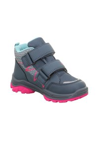 Dziecięce szare buty wysokie z różowymi gumowymi podeszwami, szczegółami z siateczki i dwoma rzepami dla pewnego dopasowania. Teksturowany materiał i wyraźne akcenty.