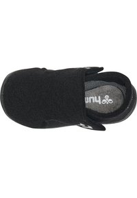 Svart filt slip-on skor med rund form, texturerad ovandel och en grå innersula med vita logotypdetaljer. Platt gummisula.