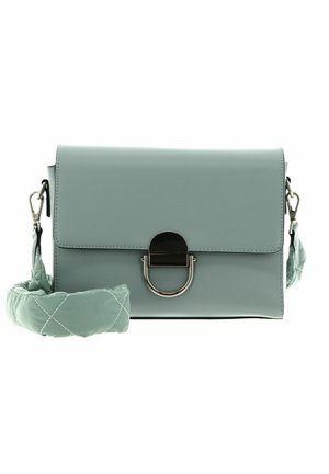 Sac à bandoulière rectangulaire bleu clair avec rabat, fermoir argenté et une bandoulière matelassée et rembourrée avec des fermoirs métalliques.