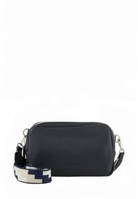 Marineblaue Leder-Umhängetasche mit strukturierter Oberfläche, silberner Beschläge und einem abnehmbaren, gemusterten Riemen in Navy- und Cremefarben.